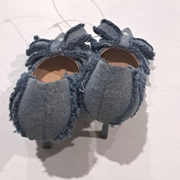 Steve Madden Barb Frayed Denim Point Toe Bow Pump - Picture 4 of 5